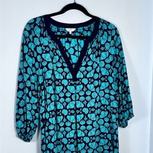 crown & Ivy Navy V-neck top with teal shells. 3/4 sleeve. EXC